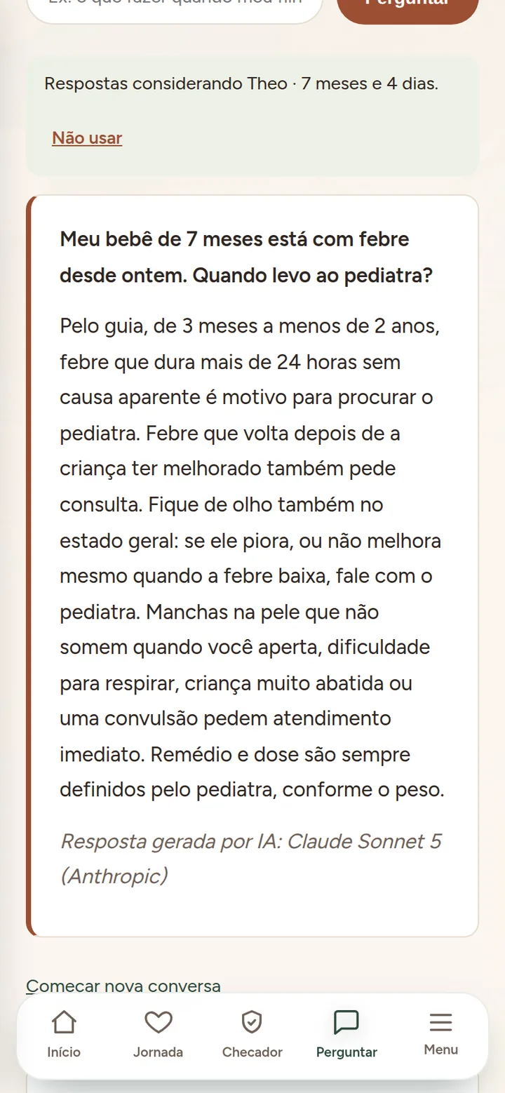 Tela Perguntar ao guia com uma pergunta sobre febre em um bebê de 7 meses e a resposta baseada no conteúdo do guia